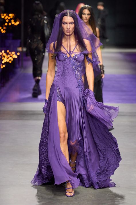 Versace Spring 2023 Ready-to-Wear Collection | Vogue Bella Hadid Runway, Versace Runway, Spring 2023 Ready To Wear, Mode Editorials, Versace Spring, Bella Hadid Outfits, Violet Dresses, Bella Hadid Style, 2023 Ready To Wear