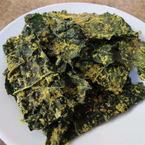 Cheesy Kale Chips, Kale Chips Recipe, Kale Chips Baked, Kale Chip Recipes, Baked Kale, Three Ingredient Recipes, Plantain Chips, Sweet Potato Chips, Kale Chips