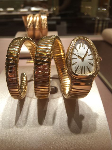 Bvlgari Watch, Bvlgari Jewelry, Luxe Jewelry, Jewelry Accessories Ideas, Dope Jewelry, Classy Jewelry, Jewelry Essentials, Golden Girl, Jewelry Lookbook