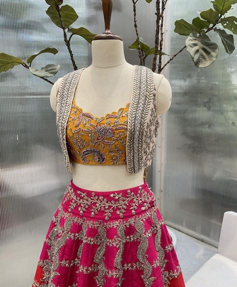 Vana Rasam, Mehendi Blouse, Western Kurti, Latest Traditional Dresses, Sangeet Outfit, Indian Outfits Lehenga, Indian Wedding Outfit, Latest Bridal Dresses, Wedding Outfit Ideas