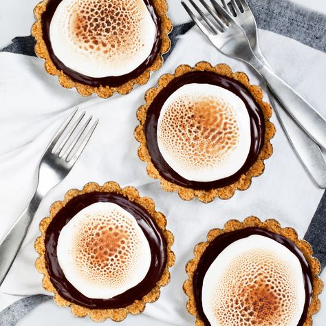 Mini S'mores Tarts Smores Tart, Toasted Meringue, Tartlets Recipe, Fine Dining Desserts, Chocolate Ganache Filling, Special Occasion Food, Calorie Calculator, Tart Baking, Cracker Crust