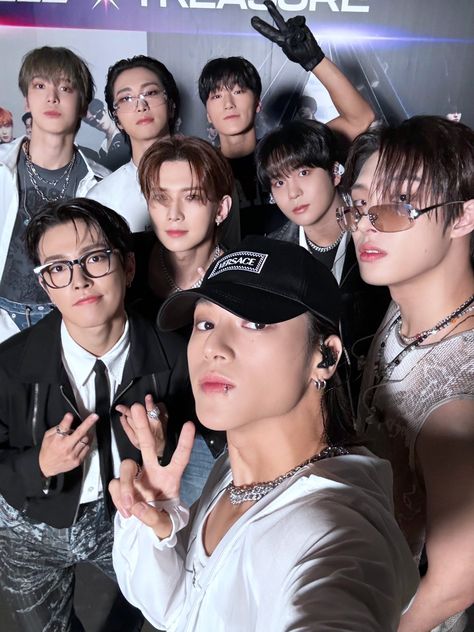 Ateez Group Photo Wallpaper, San Mingi Seonghwa, Ateez Inspired Outfits, Hongjoong And Seonghwa, Ateez Group Photo, Kpop Boy Groups, Ateez Cute, San Hongjoong, Ateez Twitter