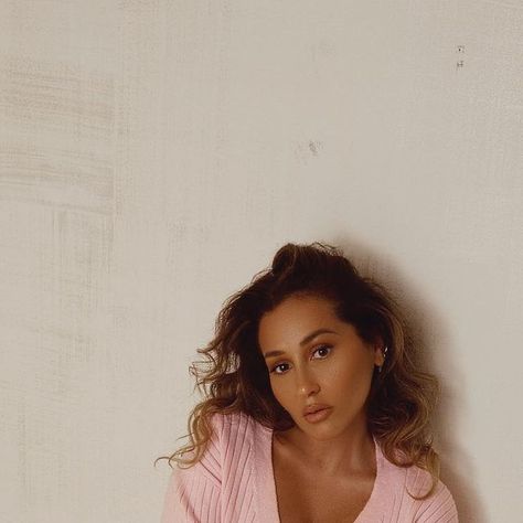 Adrienne Eliza Bailon-Houghton on Instagram: "Sweet dreams are made of going to sleep early on a Sunday…🧸" Adrienne Bailon Makeup, Adrienne Houghton, Adrienne Bailon, Sleep Early, Going To Sleep, Christian Girl, Glamour Makeup, August 8, Girl Fits