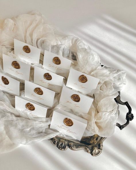 Place Cards Wax Seal, Place Cards Wedding Wax Seal, Wax Seal Place Cards, Wax Seal Name Cards Wedding, Wedding Name Cards With Wax Seal, Wax Seal Table Cards, Placecards Wedding, Wedding Name Place Cards Wax Stamp, Place Card Table Wedding