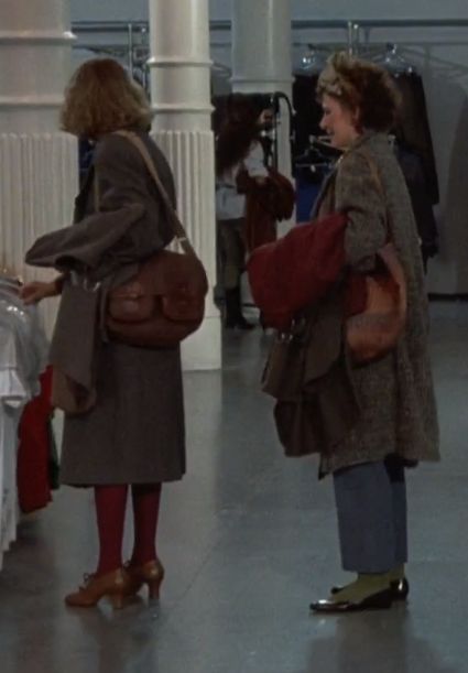 Mia Farrow and Dianne Wiest in Hannah and Her Sisters Hannah And Her Sisters Movie, Hannah And Her Sisters, Fall Movies, Sisters Movie, Dianne Wiest, Mia Farrow, Vintage Pics, Movie Fashion, I Feel Pretty