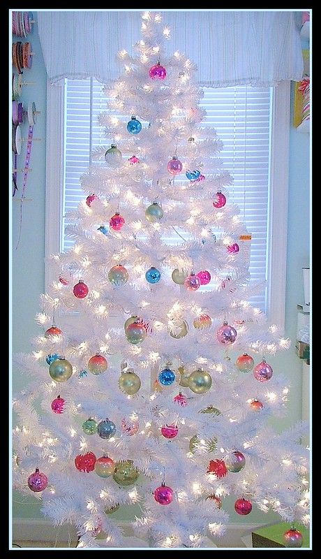 White Christmas Tree Decorations, Silver Christmas Decorations, A White Christmas, Christmas Tree Inspiration, White Christmas Trees, Winter Wonderland Christmas, White Christmas Decor, Beautiful Christmas Trees, Shiny Brite