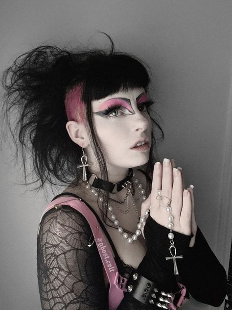 @ghost.cvlt on ig Pink trad goth makeup Pink Gothic Makeup Looks, Punk Pink Makeup, Trad Goth Tutorial, Pink Trad Goth Makeup, Goth Pink Makeup, Trad Goth Art, Goth Barbie Makeup, Pink Trad Goth, Pink Goth Fashion