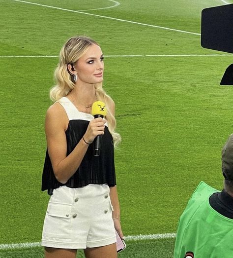 Female Sports Reporters Aesthetic, Female Sports Reporters, Sideline Reporter Outfits, Sports Agent Aesthetic, Broadcast Aesthetic, Football Cheerleader Couple, Sport Reporter, Sports Announcer, Sports Journalism