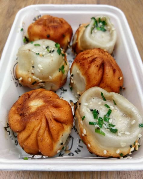 AJ on Instagram: “Pan Fried Soup Dumplings! 🥟💯 ... Some of my favorite bites in London are these Pork and Leek Pan Fried Soup Dumplings aka Shengjianbao.…” Fried Soup Dumplings, Pan Fried Soup Dumplings, Pan Fried Dumplings, Pork Dumplings, Soup Dumplings, I Want Food, Fried Dumplings, Pork Dumpling, Food Inspo