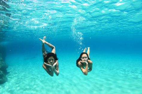 under water :) Underwater Kiss, Photos Bff, Underwater Pictures, Underwater Photos, Phoebe Tonkin, Summer Goals, Vitamin Sea, Best Friend Goals, Best Friend Pictures