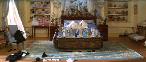 Juliet 1996, Romeo Juliet 1996, Modern Victorian Homes, Juliet Movie, Juliet Capulet, Hyper Real, My Aesthetic, Girly Room, Bedroom Aesthetic