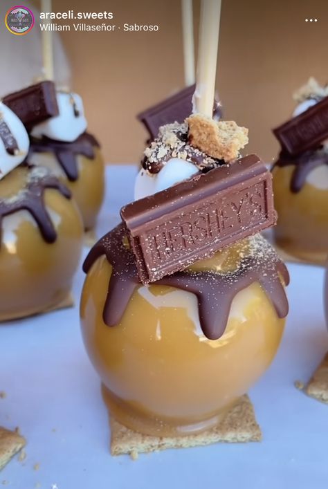 Gourmet Apples Ideas, Smores Caramel Apple, Desert Gifts, Caramel Apple Ideas, Caramel Apple Recipes, Halloween Bake Sale, Candy Apple Bars, Caramel Candy Apples, Caramel Apple Gifts