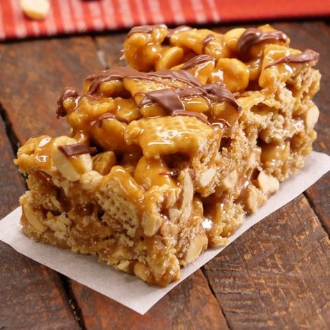 Tempting bars loaded with crispy Chex® cereal, gooey caramel, and rich chocolate & peanut butter. You don't need an oven to make these last-minute party treats. Chex Bars, Caramel Bars Recipe, Caramel Chex, Chex Recipes, Peanut Butter Caramel, Baked Caramel, Butter Caramel, Gooey Caramel, Cereal Snacks