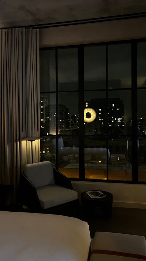 Aesthetic Dark Apartment, Dark Home Decor Modern, Dark Apartment, Low Exposure Aesthetic, Aesthetic Hotel, Room At Night, City Bedroom, Nyc Penthouse, House Night