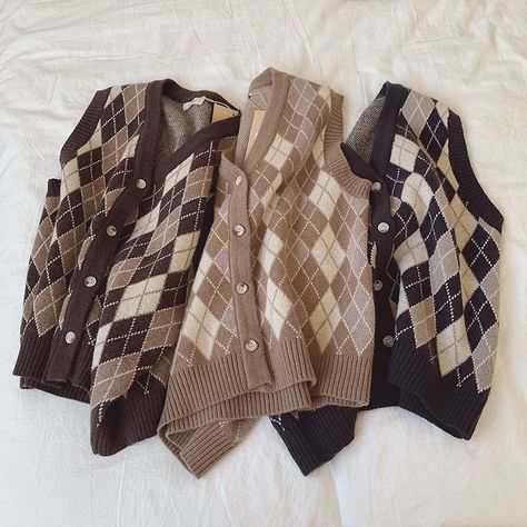 Diamond argyle plaid sweater vest with a button up front. M/L: 40" chest, 24" length Aesthetic Outfits 90s, Plaid Sweater Vest, Knitted Waistcoat, Stylish Knitwear, The 90s Fashion, Estilo Harajuku, 90s Clothes, Argyle Sweater Vest, Clothes Vintage