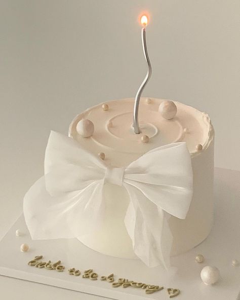 White Cake Design Aesthetic, White Cake With Bows, Aesthetic Bow Cake, Vintage Bow Cake, Aquarius Heart Cake, White Bow Cake, Old Money Birthday Cake, White Birthday Cake Aesthetic, Aesthetic Birthday Cake Vintage