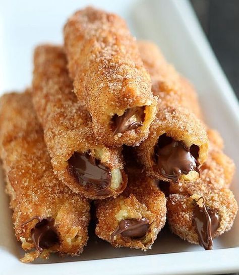 Stuffed Churros, Hispanic Desserts, Spanish Desserts, Authentic Mexican Recipes, Handle The Heat, Mexican Snacks, Mexican Dessert Recipes, Dessert Simple, Homemade Pastries