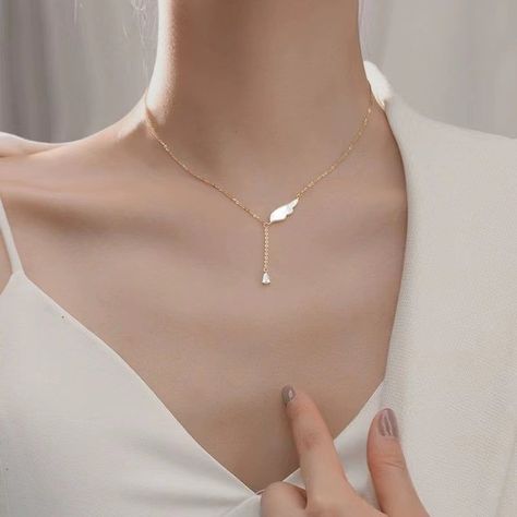 Minimalist Jewelry Silver, Hand Jewelry Rings, Neck Pieces Jewelry, Minimalist Necklace Gold, Fancy Jewelry Necklace, Modern Gold Jewelry, Pretty Jewelry Necklaces, Drop Pendant Necklace, Seashell Necklace