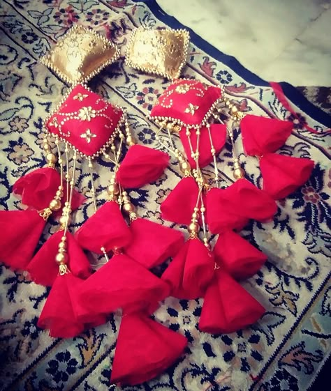 Christmas Tassels, Blouse Hangings, Tassels Fashion Clothing, Skirt Lehenga, Designer Tassels, Saree Tassels Designs, Kurti Sleeves Design, Saree Kuchu Designs, Beads Christmas