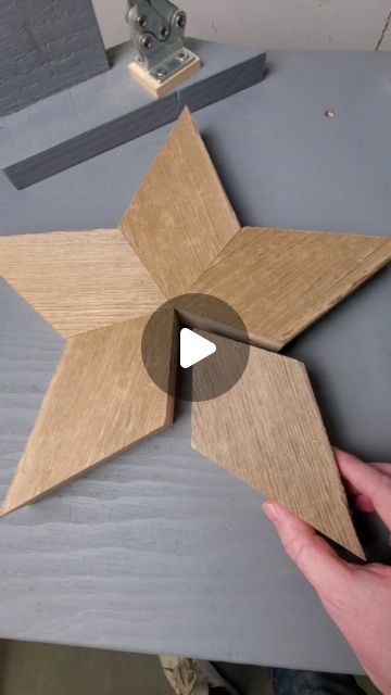 Christmas Wood Stars Diy, Rustic Stars Wood, Wooden Stars Diy Christmas, Christmas Wooden Star, Wooden Stars Diy How To Make, Diy Wooden Stars Pattern, Wood Stars Diy Rustic Christmas Decor, Wood Stars Diy How To Make, Diy Wood Snowflakes