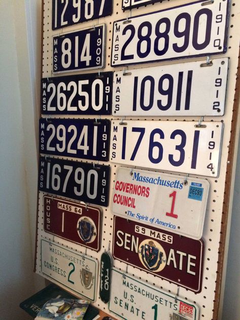 21 brilliant ways to display collections License Plates Diy, License Plate Ideas, Display Collections, License Plate Wall, License Plate Crafts, Tea Cup Display, Lamp Photo, Teacup Collection, Shabby Chic Dining Room