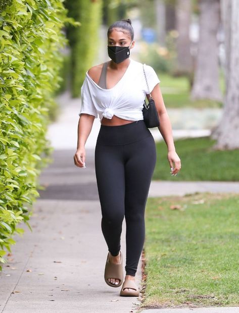 Lazy Leggings Outfit, Black Yeezy Slides, Slide Outfits, Sweatpants Outfit Fall, Lori Harvey Style, Yeezy Slides Outfit, Black Yeezy, Yeezy Foam Runners, Slides Outfits