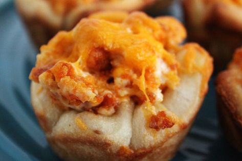 hot wings cupcakes 2 Wings Boneless, Boneless Buffalo Wings, First Day Back To School, Italian Food Recipes, Finger Foods Easy, Cupcakes Recipe, Hot Wings, Buffalo Wings, Entertaining Recipes