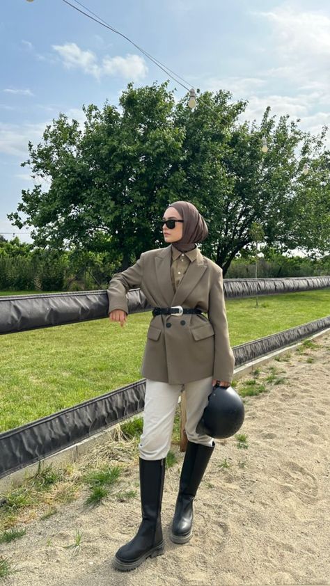 Riding Horses Outfit, Style For Hijab, Horse Riding Outfit Women, Outfit Modest, Horse Riding Outfit, Estilo Hijab, Old Money Outfits, Stile Hijab, Outfits Hijab