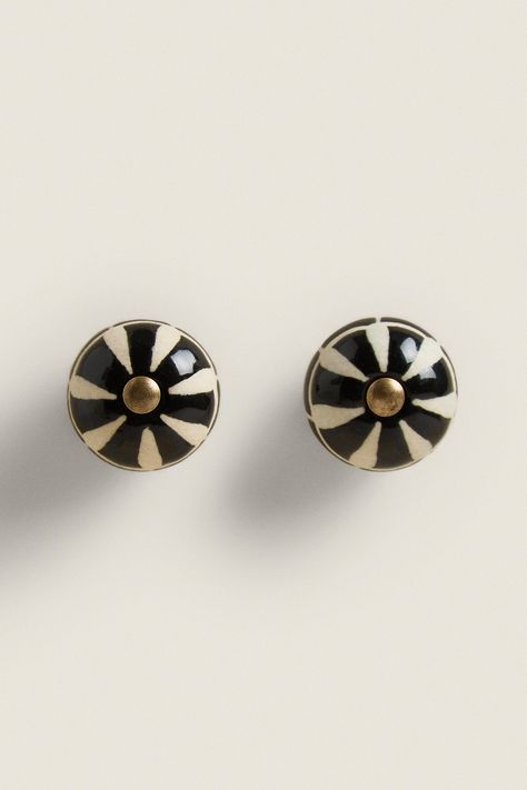 STRIPED CERAMIC DOOR KNOBS (PACK OF 2) Ceramic Knobs Kitchen Cabinets, Black Kitchen Knobs, Black And White Cabinets, Round Cabinet Knobs, Bathroom Cabinet Knobs, Black Knobs, Antique Knobs, Boy Dresser, Unique Knobs