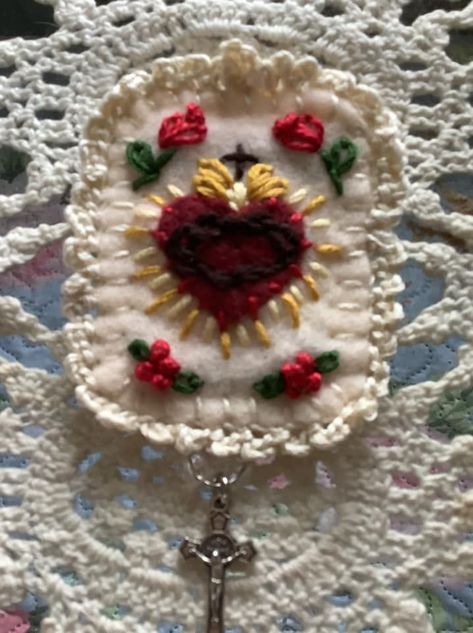 Sacred Heart Crochet, Altar Art, Agnus Dei, Religious Crafts, Embroidery Hearts, Catholic Crafts, Bead Embroidery Tutorial, Pom Pom Crafts, Cream Roses