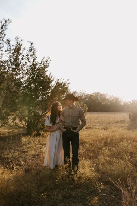 11/29/24 Liberty Hill, TX engagement pictures by @emmacatemcnewphotography and @amandalynnphotography_ engagements western engagements wedding pictures engagement inspo  weatern pictures western photography wedding texas Horse Engagement Pictures, Western Style Engagement Photos, Western Engagement Pictures Outfits, Country Couples Photoshoot, Save The Date Photo Ideas, Western Engagement Pictures, Western Couple Photoshoot, Western Engagement Photos, Farm Engagement Photos