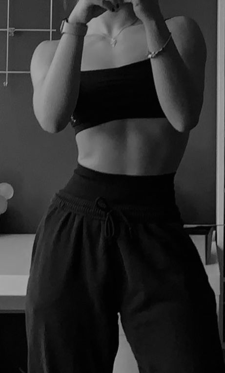 Alpilean Adventures: My Shocking 30-Day Weight Loss Journey! 🌄💪 ✅(Follow This Link)✅ Outfit Black Sweatpants, Burning Dandelion, Womens Wide Leg Trousers, Sweatpants Outfit Aesthetic, Black Sweatpants Outfit, Outfit Sweatpants, Jogger Pants Women, Black Top Outfit, Sports Bra Outfit