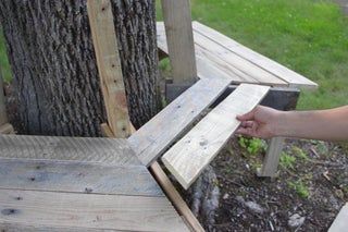 Diy Pallet Bench, Deck Around Trees, Bench Around Trees, Tree Seat, Pallet Tree, Tree Bench, Pallet Bench, Wood Steps, Tree Table