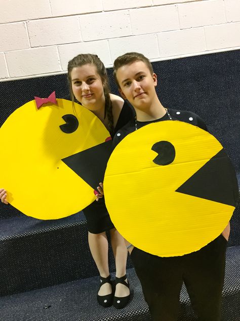 Pacman and ms pacman creative Halloween costume Pacman Family Halloween Costumes, Diy Ms Pacman Costume, Family Pacman Costumes, Pac Man Diy Costume, Diy Pacman Costume, Pac Man Costume, Ms Pacman, Pac Man, Creative Halloween Costumes