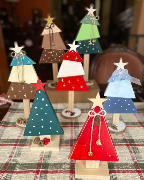 Easy Christmas Wood Crafts, Easy Christmas Wood Crafts To Sell, Christmas Craft Wood, Christmas Woodworking Projects, Small Wood Christmas Tree, Wood Christmas Trees Diy, Holiday Wood Crafts, Christmas Craft Ideas, Wooden Christmas Crafts