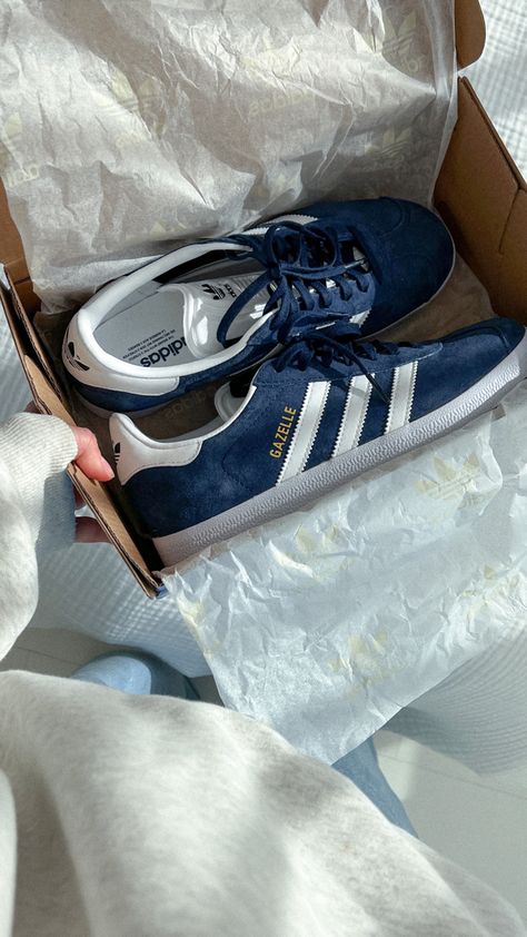 Adidas Gazelle Navy, Beauty Outfits, Cozy Lifestyle, Gazelle Adidas, Adidas Navy, Shoe Wishlist, Shoe Inspo, Everyday Shoes, Love Clothing