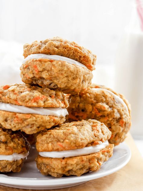 Carrot Cake Sandwich Cookies, Carrot Cake Cookies Recipe, Nut Free Snacks, Cookie Sandwich Recipes, Easy Carrot Cake, Carrot Cake Oatmeal, Carrot Cake Cookies, Oatmeal Cream Pies, Cookies Soft