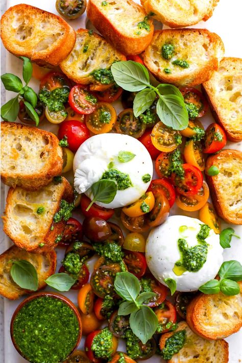 Starters Dinner Party, Buratta Tomato Salad, Gourmet Side Dishes For Steak, Buratta Cheese Board, Buratta Cheese Appetizer, Buratta Board, Buratta Caprese, Simple Starters For Dinner Party, Starter Ideas Dinner Party