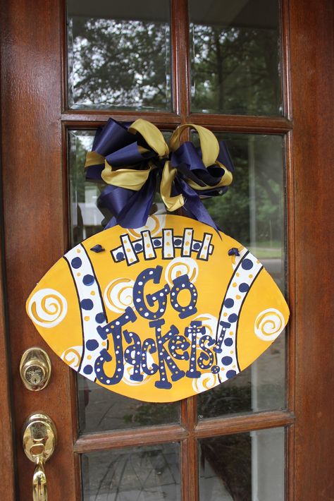 School Spirit Ideas, Locker Signs, Football Door Hangers, Football Crafts, Football Spirit, School Door Decorations, Football Ideas, Football Signs, Locker Decorations