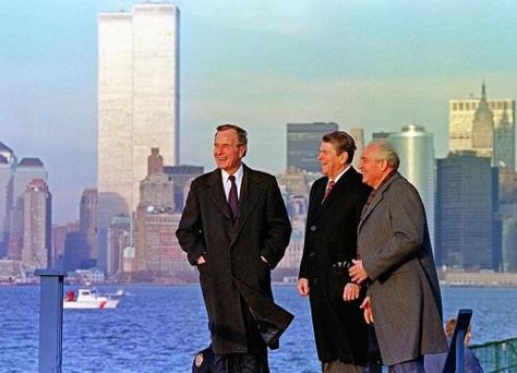 Presidents Bush and Reagan with Gorbachev at Lower Manhattan - 1988 Mikhail Gorbachev, Photo Focus, George W Bush, United States Presidents, George Bush, Lower Manhattan, History Pictures, Twin Towers, History Photos