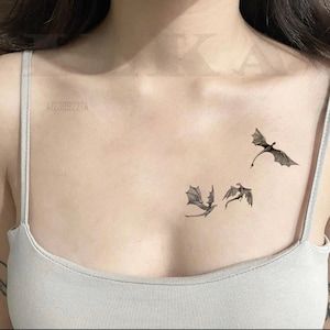 Dragon Collar Bone Tattoo, Tattoo Meaningful, Floral Back Tattoos, Realistic Fake Tattoos, Tattoo Tiny, Small Dragon Tattoos, Tattoo Dragon, Dragon Tattoo For Women, Fantasy Tattoos