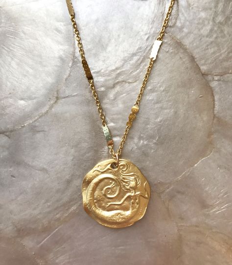 Mermaid Jewelry Necklaces, Golden Necklaces, Uni Style, Surf Jewelry, Mermaid Pendant, Mermaid Aesthetic, Mermaid Jewelry, Golden Necklace, Golden Jewelry