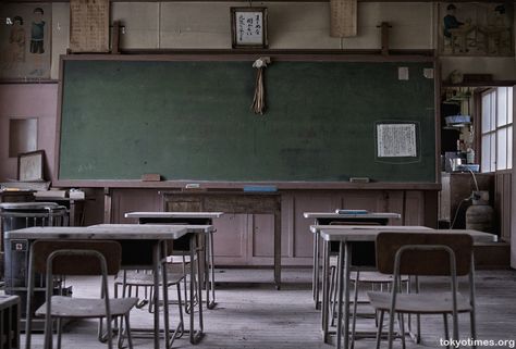 Boarding School Aesthetic, Japan Winter, Japan Map, Japan Architecture, Old School House, Modern Calligraphy Fonts, Japanese School, Vintage School, My School