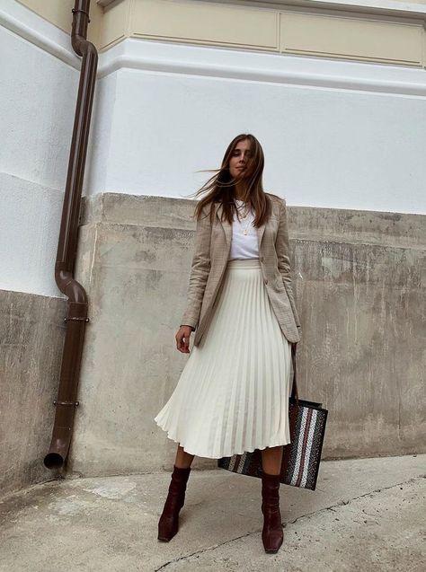 Affordable autumn outfits: beige blazer with pleated midi skirt and sock boots Elegantes Outfit Damen, Rok Outfit, How To Look Expensive, White Pleated Skirt, Skandinavian Fashion, Rock Outfit, Moda Paris, Spring Outfits Women, A Skirt