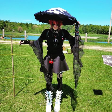 Goth ren faire Dark Mushroom Fairy Costume, Goth Mushroom Costume, Dark Mushroom Cosplay, Mushroom Witch Cosplay, Ink Cap Mushroom Costume, Inky Cap Mushroom Costume, Black Mushroom Hat, Mushroom Hat Cosplay, Dark Mushroom Hats