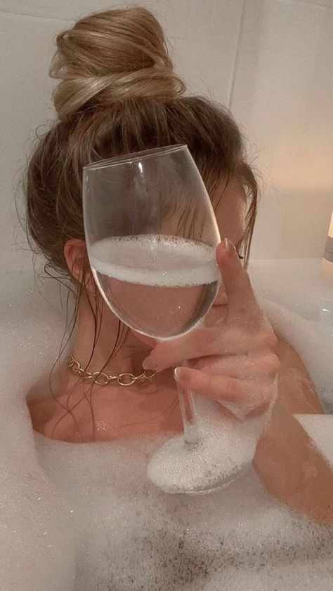 Aesthetic Selfie Ideas Instagram, Aesthetic Selfie Ideas, Bathtub Photography, Aphrodite Aesthetic, Blonde Aesthetic, Aesthetic Selfie, Good Morning Gorgeous, Aesthetic Grunge Outfit, Face Aesthetic