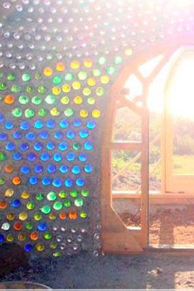 Glass Bottle Walls- I LOVE THESE!!! SO BEAUTIFUL!! Earth Ship, Hobbit Holes, Interesting Homes, Glass Concrete, Dome Homes, Eco Homes, Bottle House, Earthship Home, Straw Bale