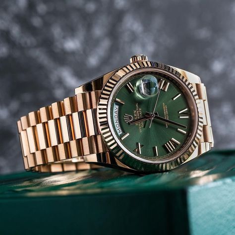 🇮🇹 L'avvocato 🇮🇹 on Instagram: “@watchtraderuk showcasing the 60th anniversary Rose gold Rolex DayDate with green olive dial 🫒 Among the most beautiful out of there 💯” Rolex Daydate Gold, Green Inspo, Queen Alexandra, Gold Rolex, Streetwear Men, 60th Anniversary, Green Olive, Rolex Day Date, Streetwear Men Outfits