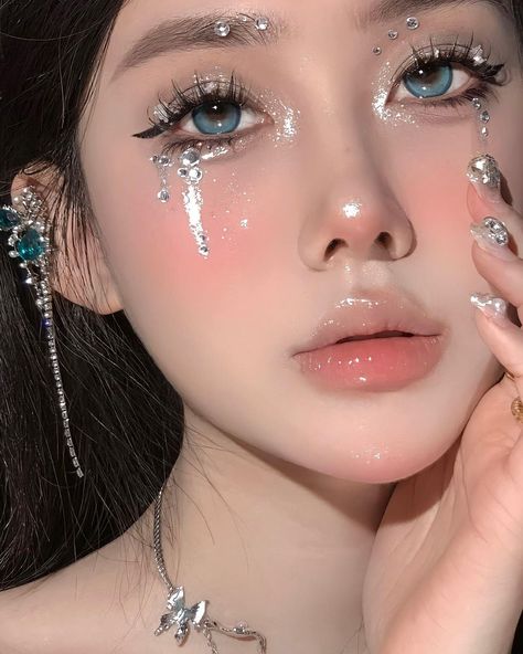 #makeupbling #makeuptutorial #makeuplook | Instagram Kpop Stage Makeup, Ulzzang Makeup Tutorial, Asian Makeup Looks, Kpop Stage, Ulzzang Makeup, Stage Makeup, East Asian, Glitter Makeup, Asian Makeup