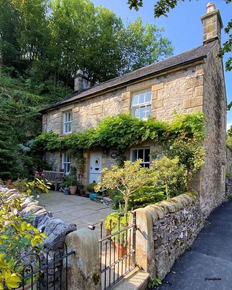 English Village Aesthetic, Country Stone House, British House Exterior, British Farmhouse, Stone Cottage Homes, British Farm, Village Aesthetic, English Country House Style, British House